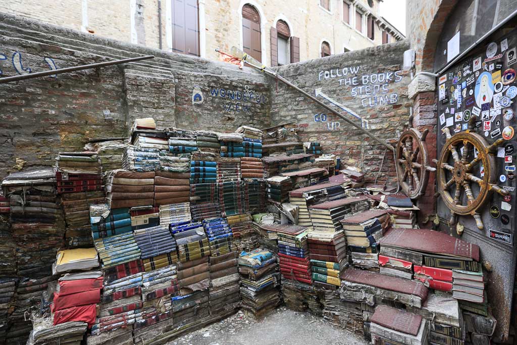 Acqua alta book shop