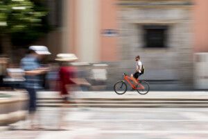 Radfahrer als Mitzieher fotografiert