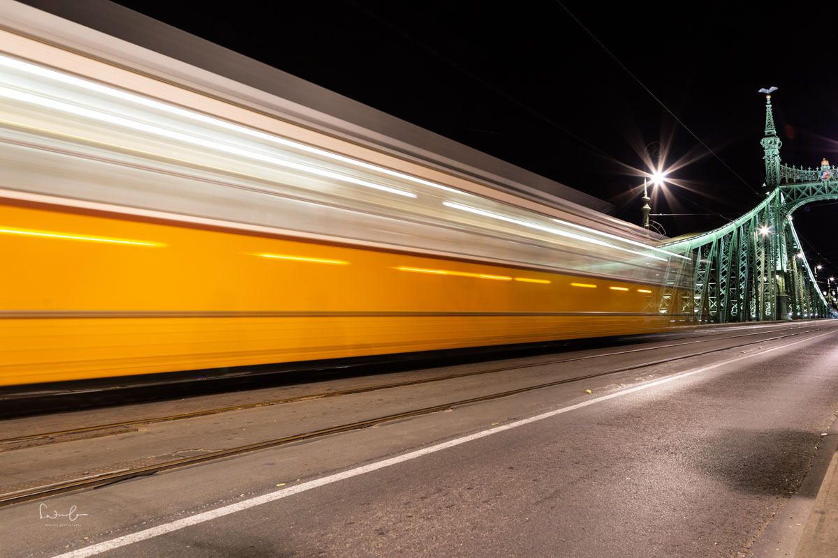 Budapest liberty bridge und Straßenbahn Langzeitbelichtung bei nacht