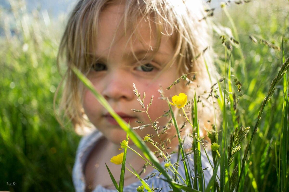 Fokus vorne auf dem Gras anstatt auf dem Gesicht