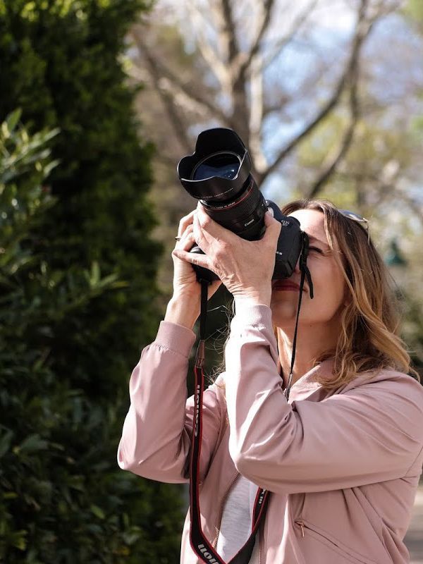 Nicola hält Kamera in der hand und fotografiert
