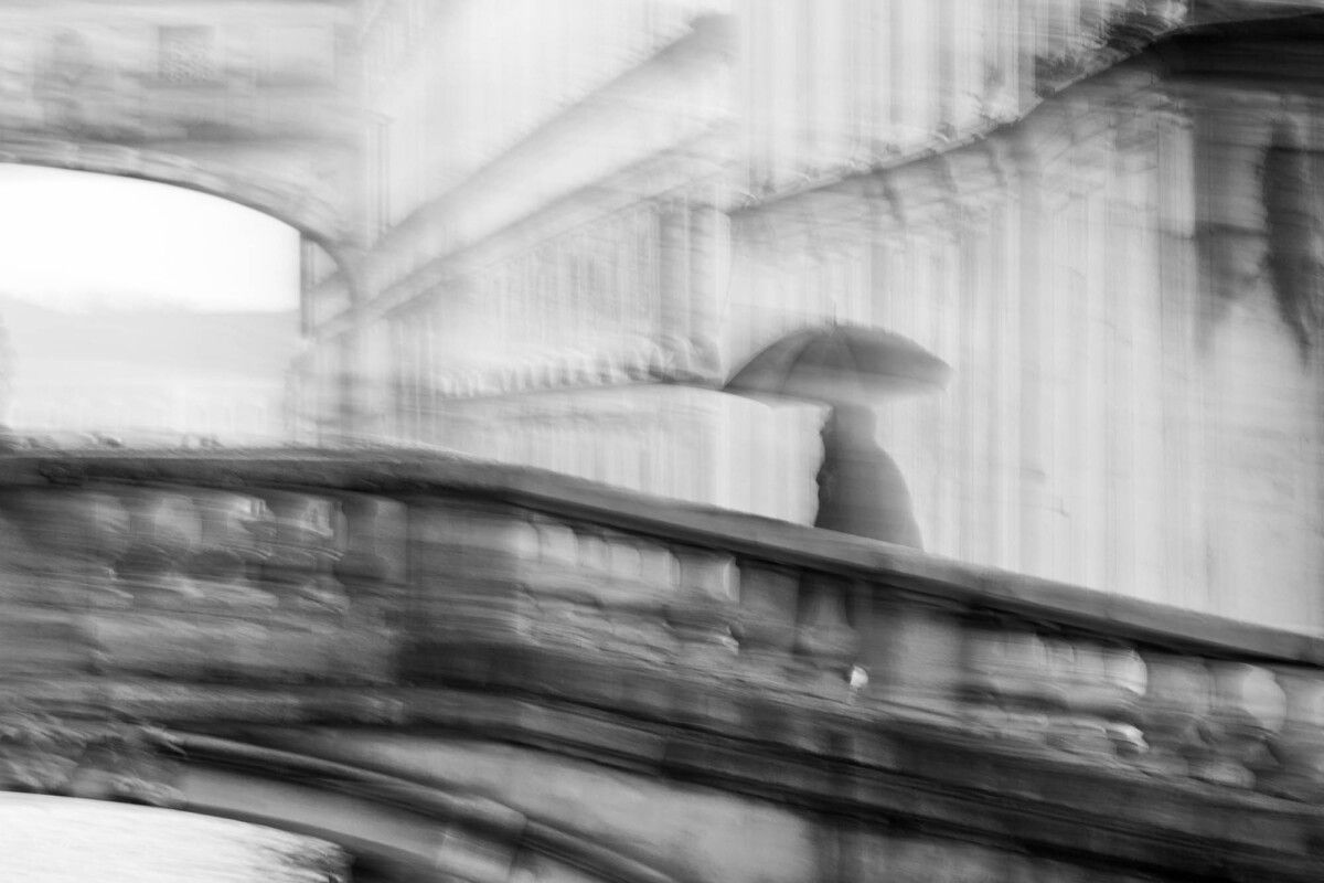 Mensch auf der Brücke mit ICM Technik fotografiert