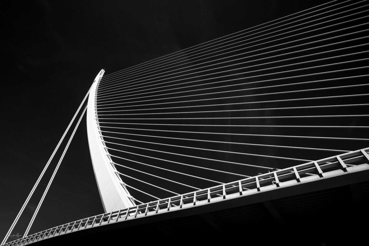 Brücke in schwarz weiß künstlerisch fotografiert