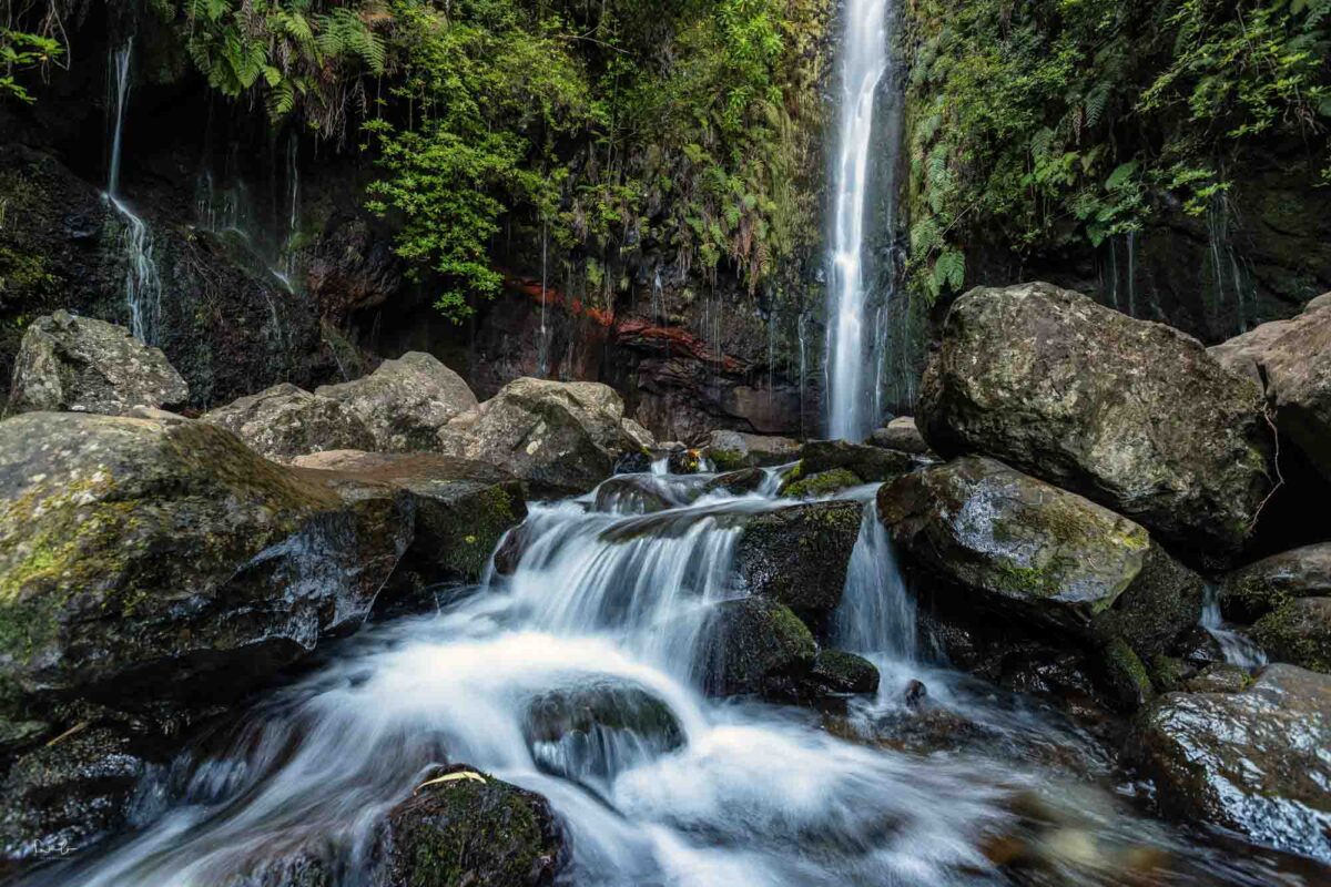 Wasserfall mit schöner Kaskade, Langzeitbelichtung