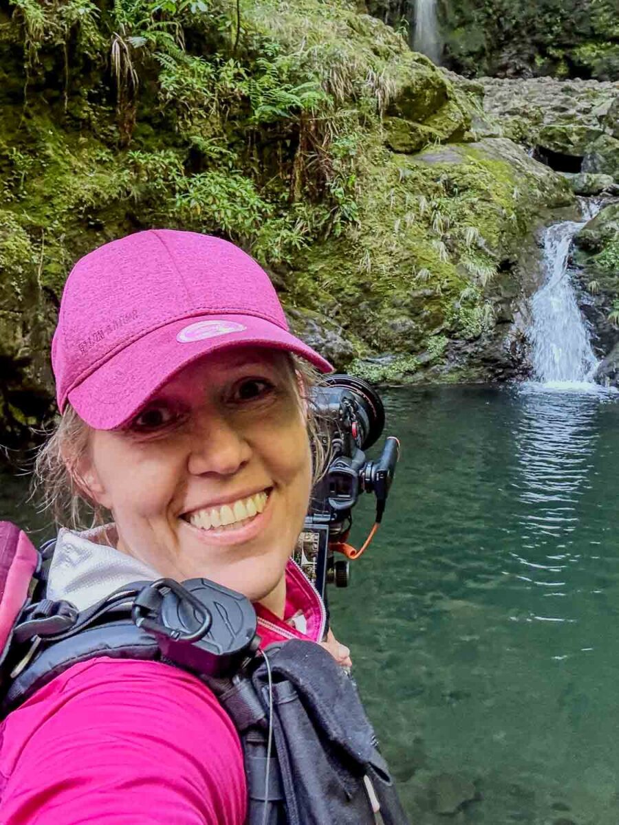 Nicola Lederer Selfie beim Fotografieren vor einem Wassersfall