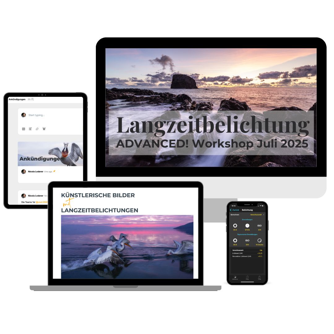 Mockup mit vier Geräten (Desktop, Laptop, Tablet und Smartphone), die Inhalte des ADVANCED! Workshops „Langzeitbelichtung Juli 2025“ zeigen. Auf dem Desktop ein Küstenmotiv mit Wasser, das durch Langzeitbelichtung weichgezeichnet ist. Auf dem Laptop ein Bild von Pelikanen in Bewegung. Das Tablet zeigt die Community-Plattform mit einem Ankündigungspost, und das Smartphone eine Belichtungs-App.