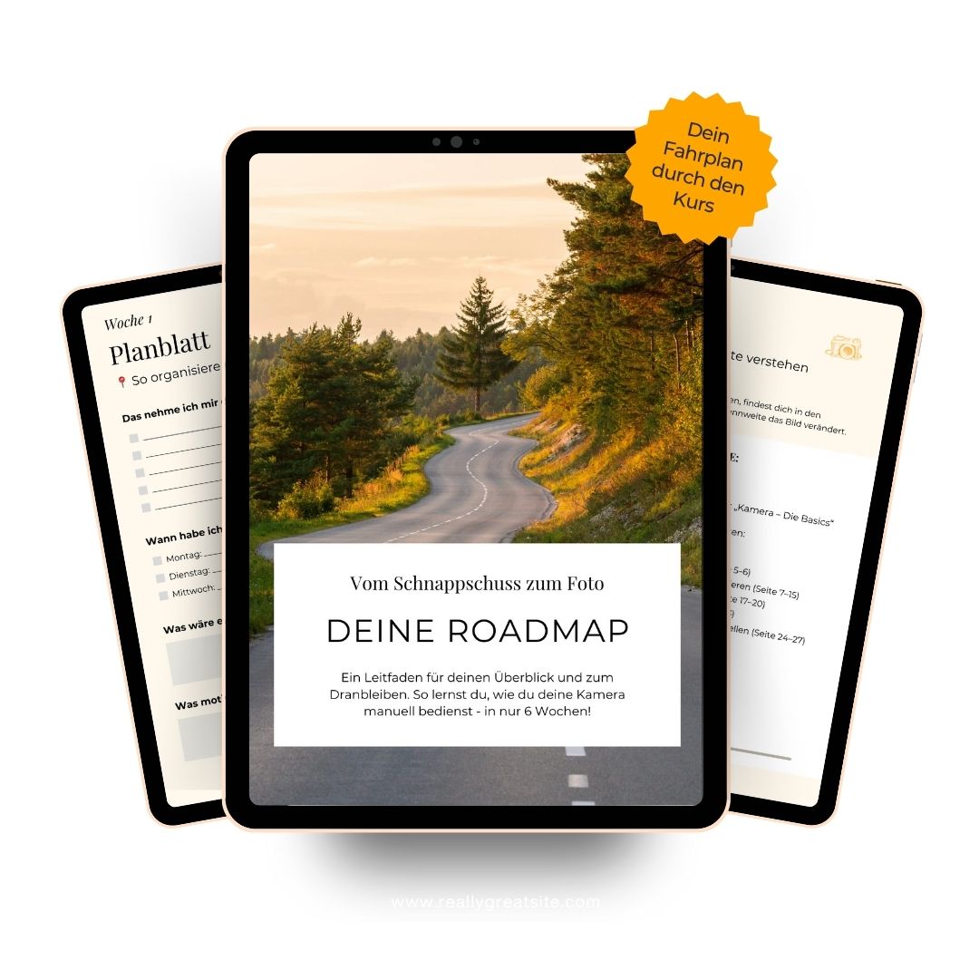 Tablet mit Titelbild „Deine Roadmap – Vom Schnappschuss zum Foto“, flankiert von zwei Kursblättern mit Wochenplan und Aufgabenübersicht. Visualisierung des Bonus-Leitfadens, der Teilnehmer durch den Fotokurs begleitet.