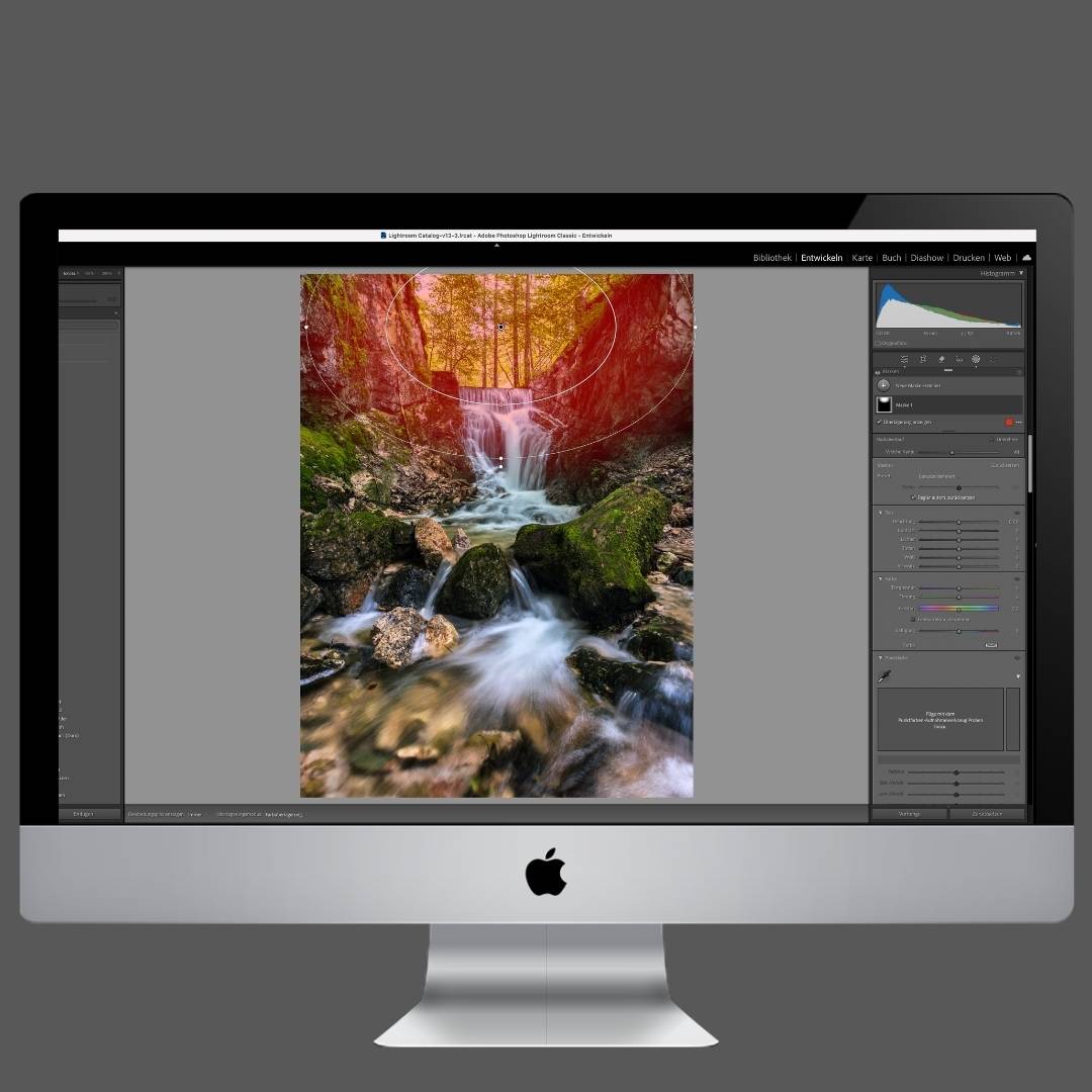 Mockup eines iMac mit geöffnetem Adobe Lightroom: Im Entwickeln-Modul wird ein Wasserfallfoto bearbeitet, inklusive sichtbarer Maske/Überlagerung und Reglern im rechten Bedienfeld.