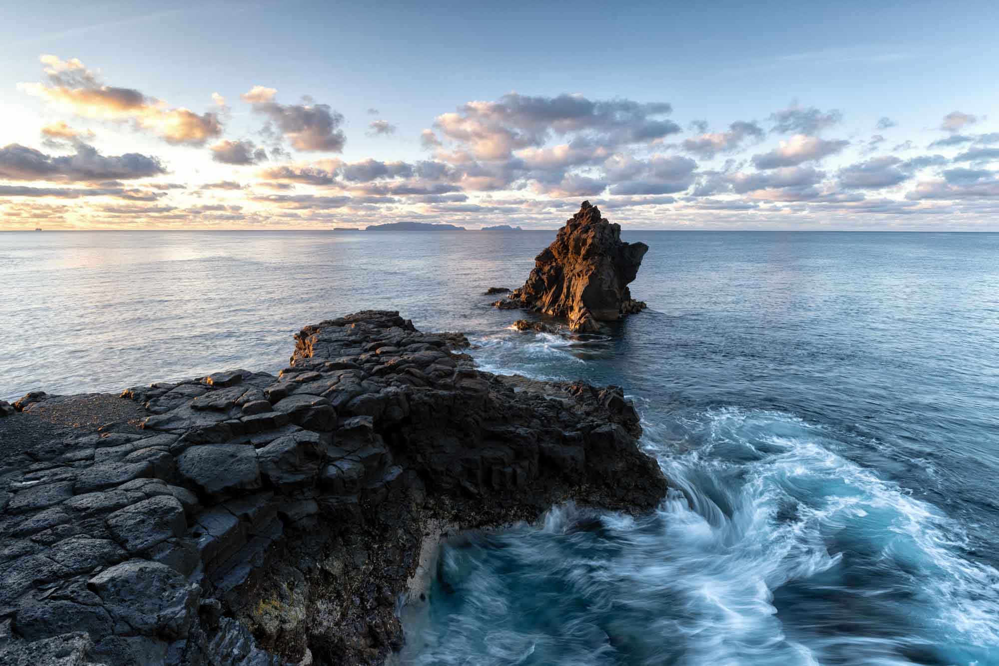 Küstenszene, Meer mit Felsen, aufgenommen mit Langzeitbelichtung