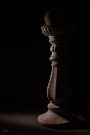 Fotografieren bei wenig Licht. Kerzenständer von der Seite angestrahlt